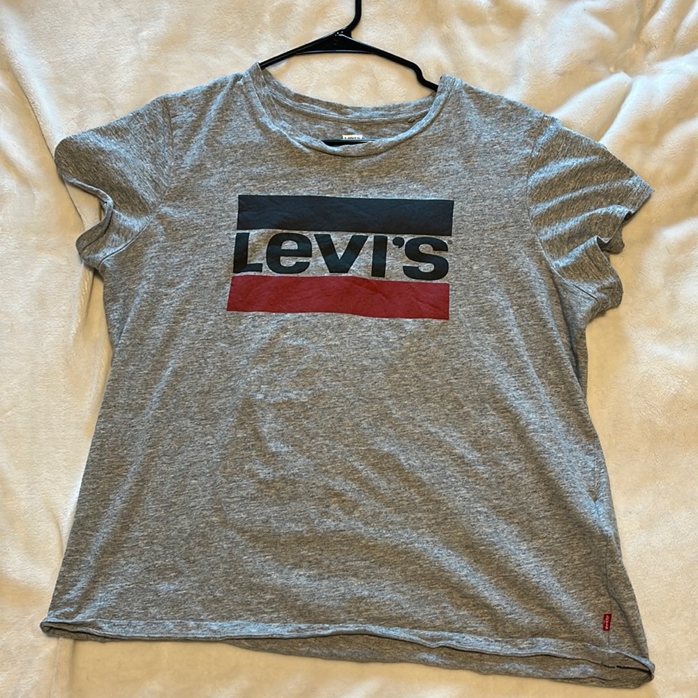 Women’s grey Levi’s tee